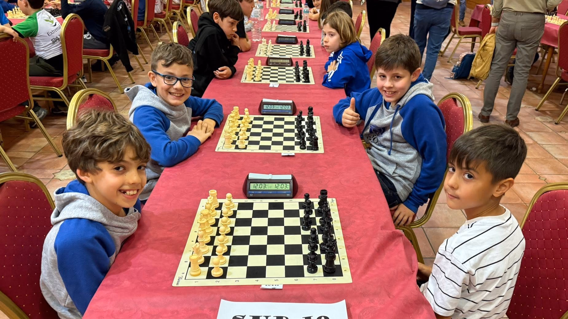 Niños participando en un torneo de ajedrez en Cáceres