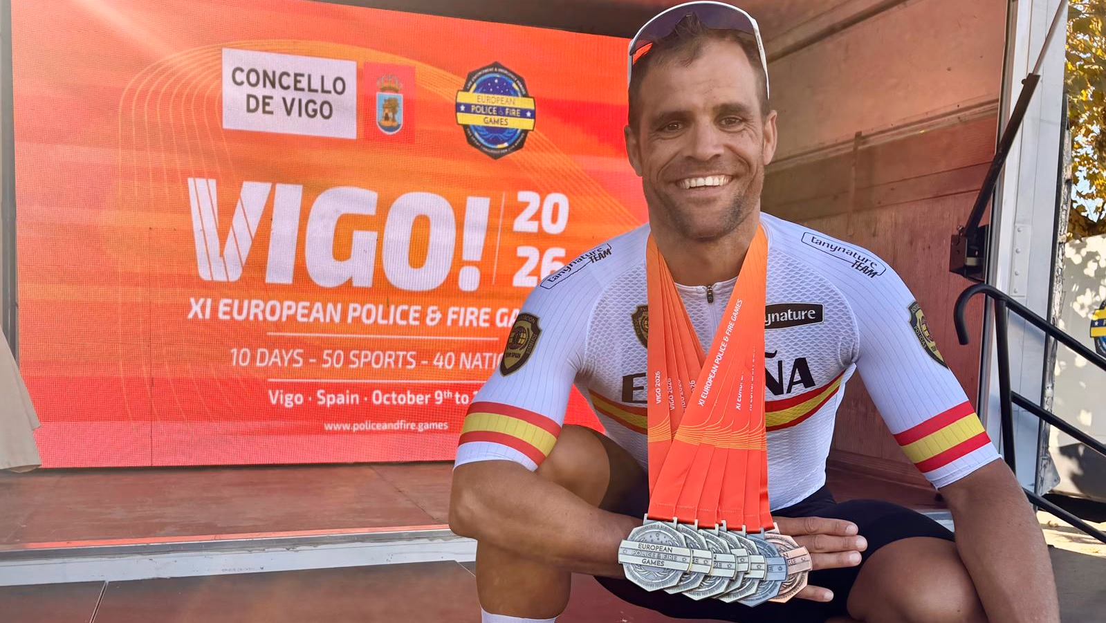 Javier Sánchez Cidoncha con las medallas logradas en los Juegos Europeos de Policías y Bomberos