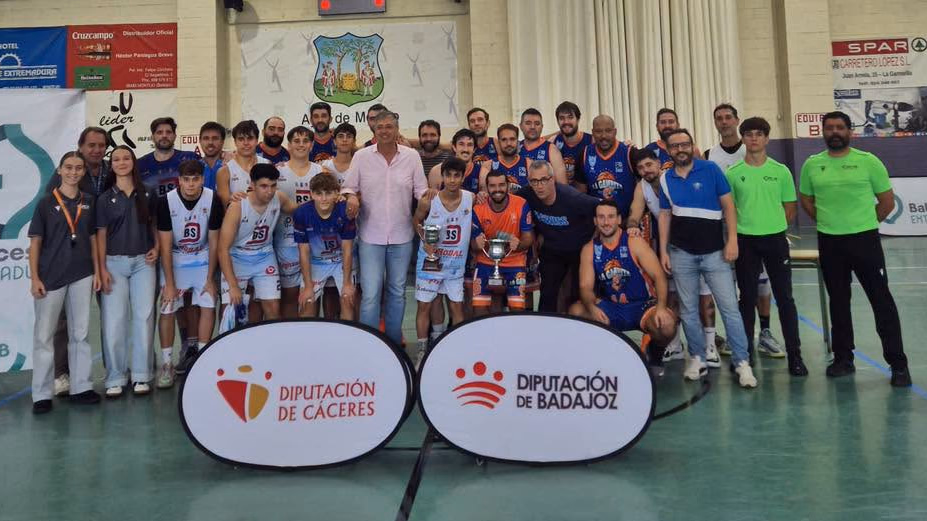 Entrega del trofeo de la Supercopa de Diputaciones al Estudiantes Nazaret Cáceres