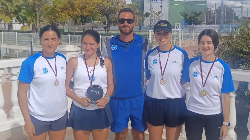 Entrega de trofeos del Campeonato de Extremadura Absoluto por Equipos en el Tenis Club Villanueva.