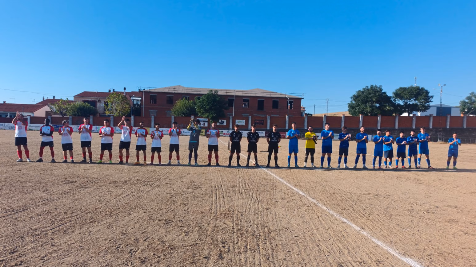 Futbolistas del Olimpia Madroñera en las instalaciones donde disputan sus partidos.